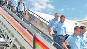 <b>SATISFECHOS. </b>La expedición rojilla regresó ayer a Pamplona.