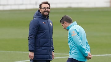 Bordal&aacute;s conversa con uno de sus ayudantes en el entrenamiento previo al partido contra el Rayo Vallecano.