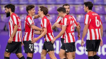 La plantilla se abraza tras ganar el Trofeo Ciudad de Valladolid