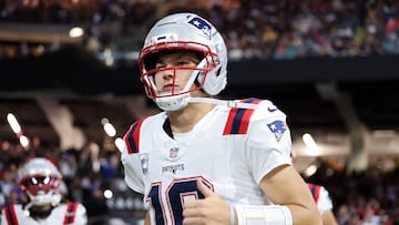 NEW ORLEANS, LOUISIANA - OCTOBER 12: Drake Maye #10 of the New England Patriots walks off the field during the first quarter against the New Orleans Saints at Caesars Superdome on October 12, 2025 in New Orleans, Louisiana. Kenneth Richmond/Getty Images/AFP (Photo by Kenneth Richmond / GETTY IMAGES NORTH AMERICA / Getty Images via AFP)