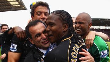 Hugo Rodallega junto a Roberto Martínez en el Wigan. El delantero elogia su trabajo como entrenador