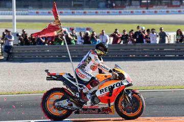 Marc Márquez alza su sexto título, el cuarto de MotoGP, en el GP de Valencia al acabar tercero mientras que Dovizioso, su rival, sufrió un abandono. 