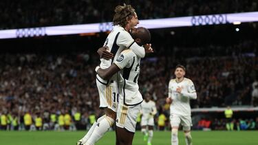 Luka Modric se abraza con Rüdiger, en el partido ante el Celta.