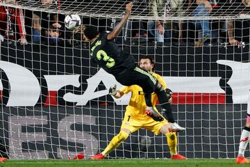 Militao adelantó al Madrid con este cabezazo.