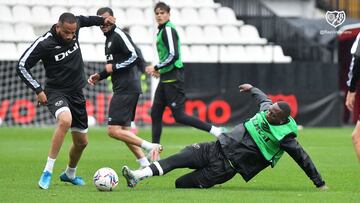 Adv&iacute;ncula quita el bal&oacute;n a Beb&eacute; en una sesi&oacute;n del Rayo.