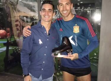 Sergio Ramos recibe la visita y regalo sorpresa de Javier Fern¨¢ndez