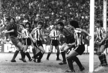 Andoni Zubizarreta, portero del Athletic, Barcelona y Valencia es el jugador que ha disputado m¨¢s partidos de Copa del Rey de la historia. En total, 104.