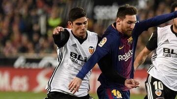 Valencia's Portuguese midfielder Manuel Guedes (L) vies with Barcelona's Argentinian forward Lionel Messi during the Spanish league football match Valencia CF and FC Barcelona at Mestalla stadium in Valencia on November 26,2017 / AFP PHOTO / JOSE JORDAN
