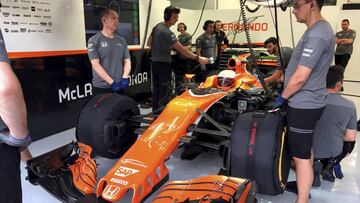 El McLaren en el box durante el test de Bahr&eacute;in.