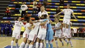 Las jugadoras espa&ntilde;olas celebran el t&iacute;tulo.