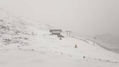 Primeras nevadas de la temporada 2020/2021 en la estaci&oacute;n de esqu&iacute; de Granada (Andaluc&iacute;a), Sierra Nevada, en cotas superiores a los 2.800 metros. 