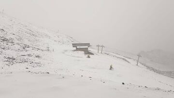 Primeras nevadas de la temporada 2020/2021 en la estación de esquí de Granada (Andalucía), Sierra Nevada, en cotas superiores a los 2.800 metros.