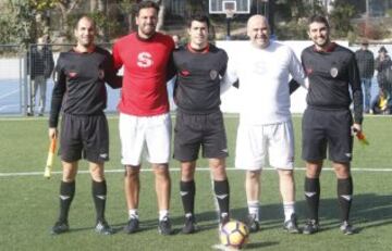 Kiko Narváez y Javier Matallanas junto al los árbitros. Partido solidario a favor de Fundela (Fundación Española para el Fomento de la Esclerosis Lateral Amiotrófica) jugado en el Liceo Europeo entre amigos de Kiko y amigos de Matallanas 