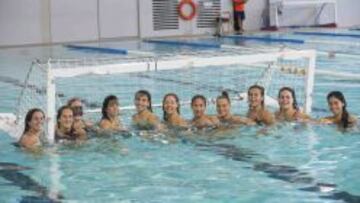 HOY, A LAS 19:30. El CN Sabadell al completo posa para este diario en la piscina de Can Llong.