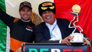 Sergio Perez y su padre, Antonio Perez con el premio por su tercera plaza.