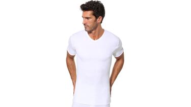 ¿Quién dijo frío? Esta camiseta térmica con cuello de pico de Abanderado es tan cálida como discreta