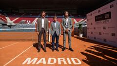 El alcalde de Madrid y Feliciano L&oacute;pez, durante el acto que tuvo lugar en la Pista Manolo Santana de la Caja M&aacute;gica.