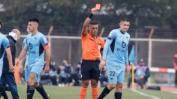 Futbol, O’Higgins vs Colo Colo,
Fecha 17 Liga de Primera 2025.
El arbitro Nicolas Gamboa le muestra tarjeta roja al jugador de O’Higgins Alan Robledo, durante el partido de primera division frente a Colo Colo realizado en el Estadio Jorge Silva de San Fernando, Chile.
27/07/2025
Jorge Loyola/Photosport
Football, O’Higgins vs Colo Colo
17nd turn, 2025 First division league
Referee Nicolas Gamboa a shows a red card to O’Higgins player Alan Robledo, during the first division match against Colo Colo at the Jorge Silva stadium in San Fernando, Chile.
27/07/2025
Jorge Loyola/Photosport