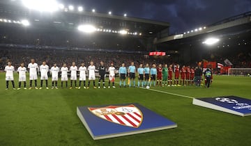 Los equipos en el centro del campo. 