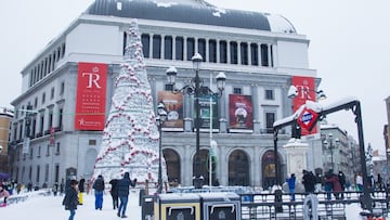 Metro de Ópera durante la gran nevada provocada por la borrasca ‘Filomena’, en Madrid (España), a 9 de enero de 2021. La borrasca 'Filomena' ha provocado una intensa nevada en la Comunidad de Madrid, principalmente en la capital y en la zona sur, que ha colapsado parte de las principales infraestructuras de transporte de la región. La Agencia Estatal de Meteorología (Aemet) había activado la alerta roja por precipitaciones de nieve en toda la comunidad para la tarde de ayer con una estimación de hasta 20 centímetros de nieve acumulada. La previsión se ha cumplido y una copiosa nevada, la más importante desde hace medio siglo, ha cubierto la capital y la zona sur de una capa blanca que ha ido en aumento según pasaban las horas y que ha provocado importantes problemas circulatorios.
15 ENERO 2021;BORRASCA;FILOMENA;NIEVE
Irina R.H. / Europa Press
09/01/2021