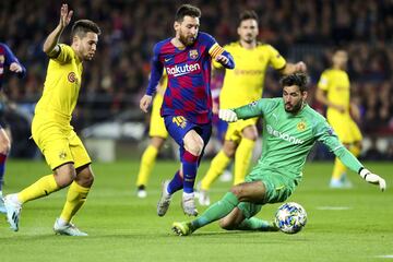 Leo Messi entre Raphaël Guerreiro y Roman Bürki.