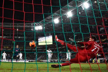 Fernando Torres marca el 1-3 de penalti. 