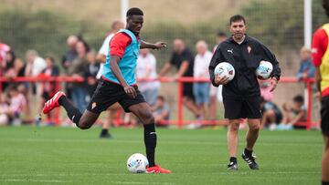 13-08-25. EL SENEGALÉS MAMADOU LOUM, EN SU PRIMER ENTRENAMIENTO EN MAREO CON EL SPORTING, SEGUIDO DE CERCA POR GARITANO.