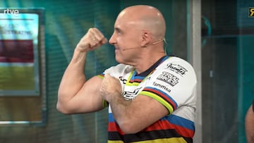 Maldini haciendo bola con el maillot arcoíris de campeón del mundo de Trial de Alejandro Montalvo en La Revuelta de RTVE el martes, 15 de octubre del 2024.