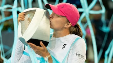 Iga Swiatek besa el trofeo del Madrid Open.