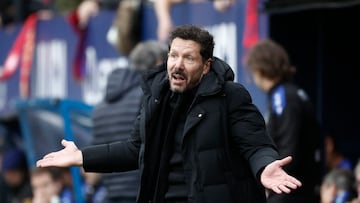 PAMPLONA, 15/05/2025.- El entrenador del Atlético de Madrid, el argentino Diego Simeone, durante el encuentro correspondiente a la jornada 36 de LaLiga EA Sports entre el Osasuna y el Atlético de Madrid este jueves en el Sadar, Pamplona. EFE/ Jesús Diges