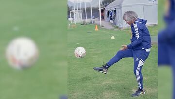 El DT y el entrenador de delanteros recordaron sus habilidades con el balón.