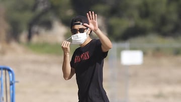 Kagawa, con mascarilla, a su llegada el martes a la Ciudad Deportiva para someterse a la prueba del Covid-19.