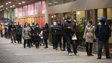 22 December 2021, Canada, Toronto: People wait in line for a COVID-19 vaccine booster shot in front of a vaccination centre Photo: Chris Young/The Canadian Press via ZUMA/dpa
Chris Young/The Canadian Press v / DPA
22/12/2021 ONLY FOR USE IN SPAIN