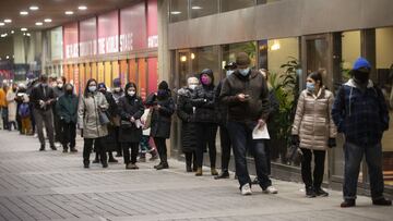 22 December 2021, Canada, Toronto: People wait in line for a COVID-19 vaccine booster shot in front of a vaccination centre Photo: Chris Young/The Canadian Press via ZUMA/dpa
 Chris Young/The Canadian Press v / DPA
 22/12/2021 ONLY FOR USE IN SPAIN