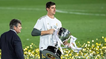 Thibaut Courtois, portero del Real Madrid, con el trofeo de campeón de Liga.