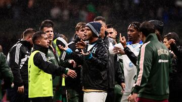 AME8818. CIUDAD DE MÉXICO (MÉXICO), 21/11/2023.- Alexander Agustín López (c) de Honduras discute las decisiones arbitrales, tras el final del partido contra México por la vuelta de los cuartos de final de la Liga de Naciones de la Concacaf, en el Estadio Azteca de la Ciudad de México (México). EFE/ José Méndez