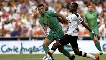 GRAF7408. VALENCIA, 17/08/2019.- El jugador del Valencia CF, Kondogbia, disputa un balón con Merino,iz., de la Real Sociedad, durante la primera jornada de LaLiga que ambos equipos han disputado esta tarde en el estadio de Mestalla. EFE/Manuel Bruq