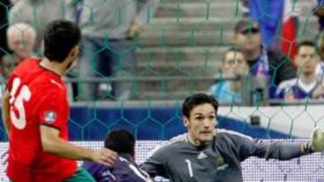 <b>ÚNICO GOL.</b> Kislyak batió de esta manera a Lloris a falta de cinco minutos. Fue el gol del triunfo.