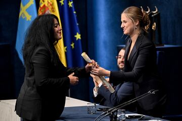 La historietista y pintora, Marjane Satrapi, recibe el Premio Princesa de Asturias de Comunicación y Humanidades de manos de la Princesa Leonor.