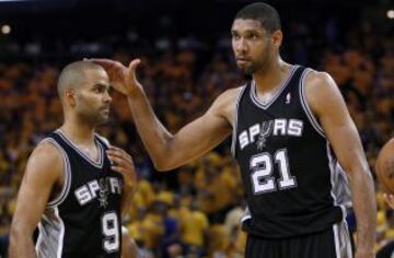 San Antonio Spurs contra Golden State Warriors durante el partido de la Conferencia Oeste de semifinales de la serie de playoffs de la NBA en Oakland. Tim Duncan yTony Parker