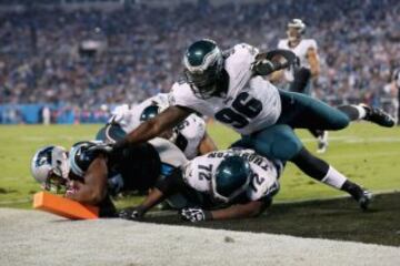 Mike Tolbert haciendo gala de su brutal potencia para arrollar a tres defensas rivales y lograr su segundo touch down.