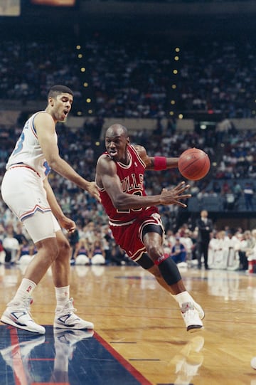 Jordan nunca llegó a 70 puntos, pero se quedó a un solo punto el 28 de marzo de 1990, cuando anotó 69 en un triunfo de los Bulls contra los Cavaliers (117-113). El 23 se fue al descanso con 31 puntos y sumó 38 en una impresionante segunda parte que necesitó prórroga. Acabó con una serie de 23/37 en tiros (2/6 en triples) y 21/23 en tiros libres. Y jugó 50 minutos (el partido se resolvió en el tiempo extra). Los Bulls estaban a punto de ganar su primer anillo. Scottie Pippen y Horace Grant crecían a pasos agigantados, PHil Jackson había tomado el timón y Jordan promedió 33,6 puntos (52,6% en tiros), 6,9 rebotes y 6,3 asistencias). Un récord de 55-27 condujo a la final del Este, donde perdieron en siete partidos contra los Pistons. Un año después comenzó la dinastía. 