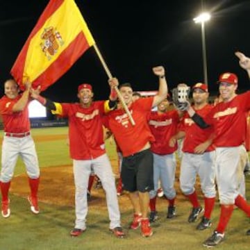 Los jugadores de la selección española de béisbol, celebrando la clasificación a la fase final del torneo en Júpiter, Florida.