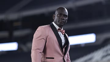 AMDEP4918. BUENOS AIRES (ARGENTINA), 08/04/2025.- El entrenador de Barcelona Segundo Alejandro Castillo ingresa al campo este martes, en un partido de la fase de grupos de la Copa Libertadores entre River Plate y Barcelona en el estadio Más Monumental en Buenos Aires (Argentina). EFE/ Juan Ignacio Roncoroni