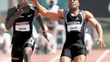 <b>MANOTAZO Y CAÍDA. </b>Quedaban 30 metros para la línea de meta cuando Greene sufrió un pinchazo. En su caída dio un manotazo a Gatlin, a la postre ganador.