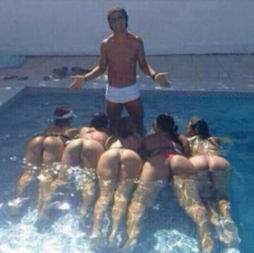 Ronaldinho, disfrutando de la piscina de su casa.