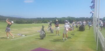 Las jugadoras, en el campo de prácticas de La Reserva Club bajo la vigilancia de sus caddies.