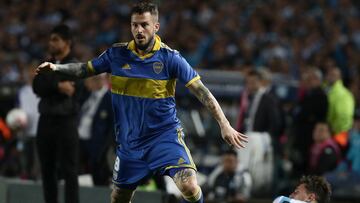 Boca Juniors' forward Dario Benedetto (L) controls the ball past Racing Club's defender Facundo Mura during their Argentine Professional Football League Tournament 2022 match at Presidente Peron stadium in Avellaneda, Buenos Aires province, on August 14, 2022. (Photo by ALEJANDRO PAGNI / AFP)