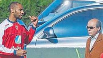 <b>EL COLMO DE LA RENTABILIDAD. </b>Del Nido, junto a Kanouté, un jugador que ha encajado en Nervión.