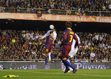 Cristiano puso su sello particular para alzar la Copa del Rey en 2011. Real Madrid y Barcelona acabaron los 90 minutos reglamentarios con empate a cero. La prórroga decidió quién sería el campeón. Y ahí llega el momento donde los jugadores grandes, como Cristiano, se agigantan. El portugués remató un preciso centro de Di María para que los blancos dejaran KO en su torneo al Barcelona. 